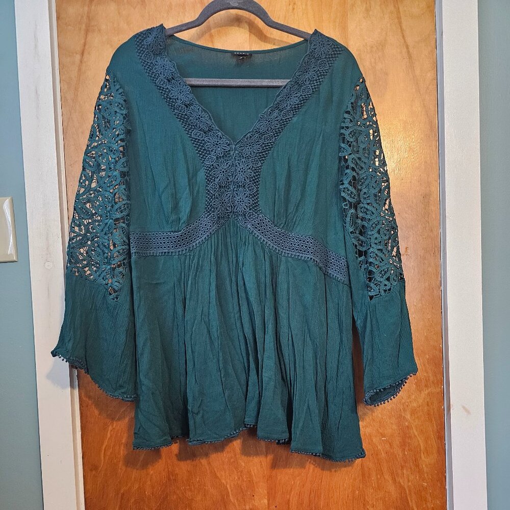 Torrid Emerald green top with lace and crochet detailing